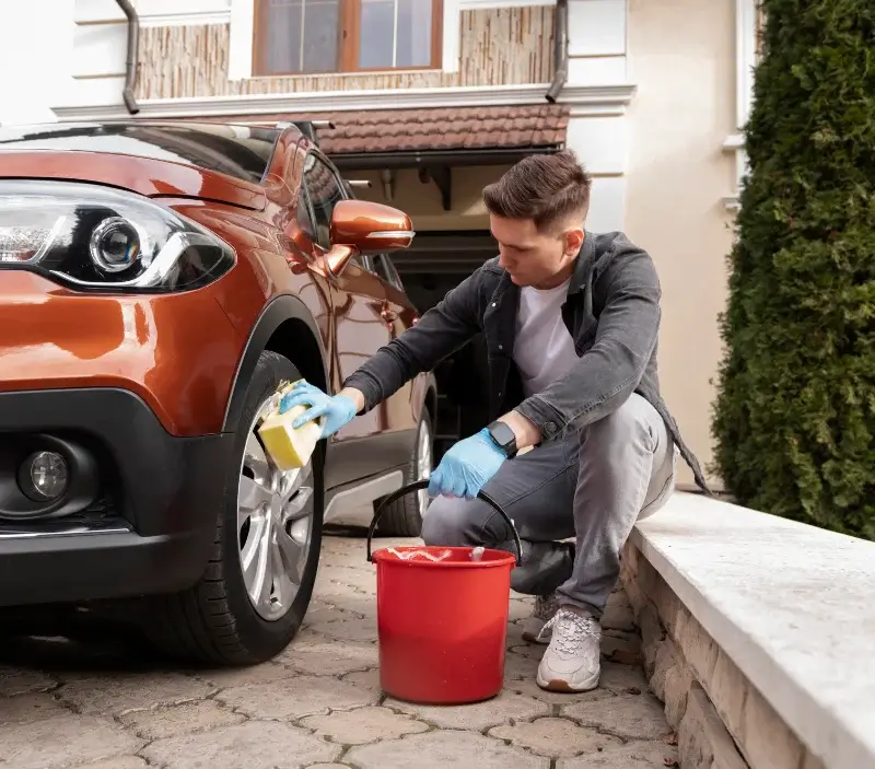 Lavage auto à domicile Le Vernet-Chaméane : professionnel intervenant sur un véhicule